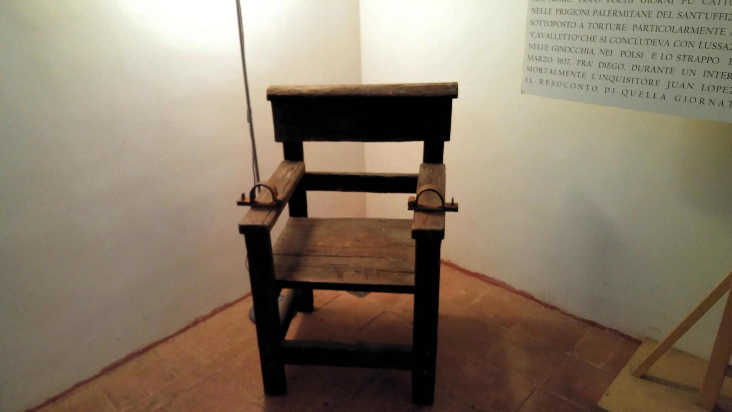 Museo de la Inquisición - silla de interrogatorio