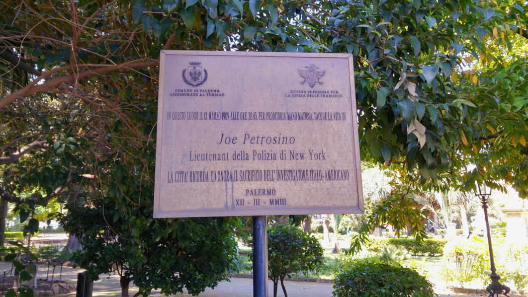 Villa Garibaldi - la placa conmemorativa de Joe Petrosino