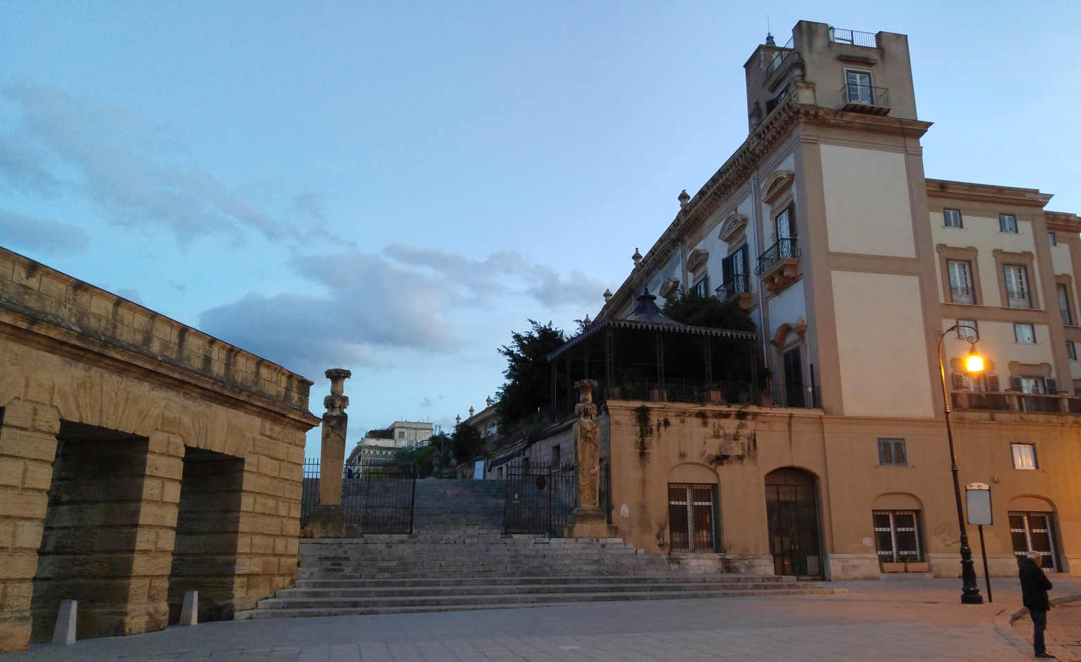 Passeggiata delle Cattive - la Piazza Santo Spirito y la escalera de las Mura delle Cattive