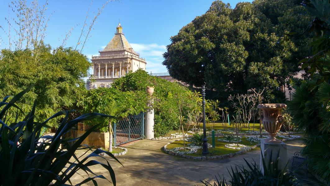 Palacio de los Normandos - Vista de Porta Nuova desde jardín del Palacio