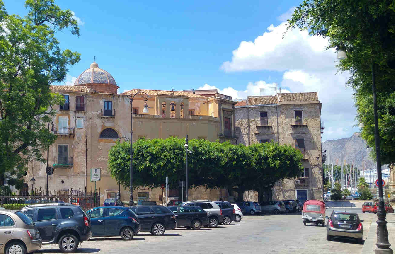 San Giovanni dei Napoletani - San Giovanni dei Napoletani - la fachada lateral y la cúpula
