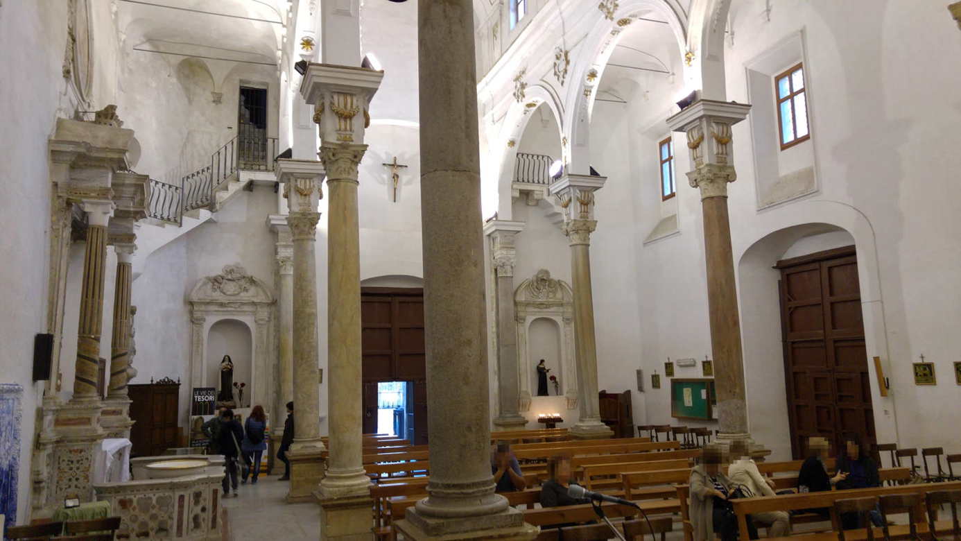 San Giovanni dei Napoletani - el interior de la iglesia visto desde el brazo derecho del transepto