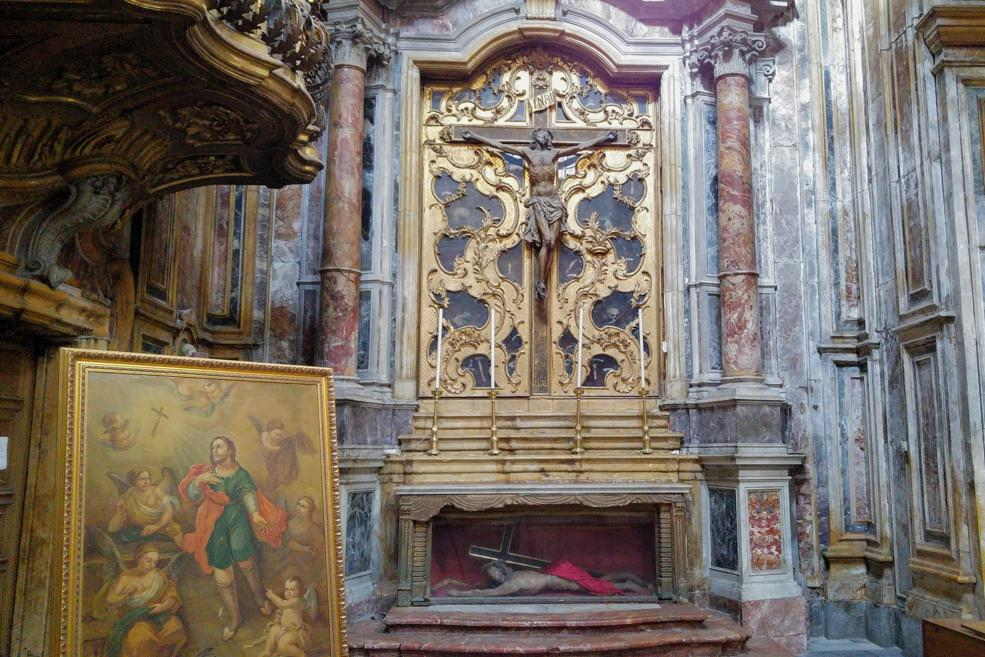 Iglesia de San Matteo al Cassaro - Altar Crucifijo con el Reliquiario