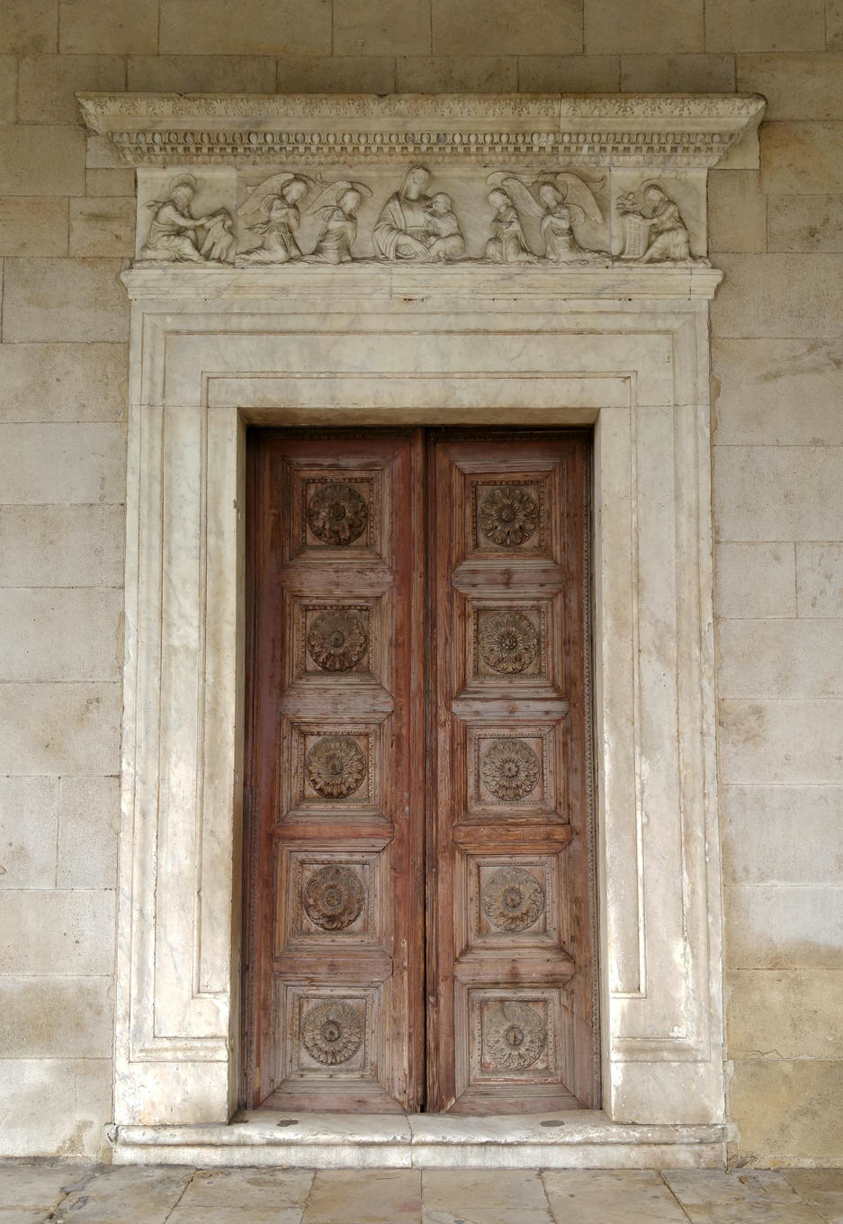 Santa Maria della Catena - portal nave central con relieve Virgen de la Gracia entre ángeles