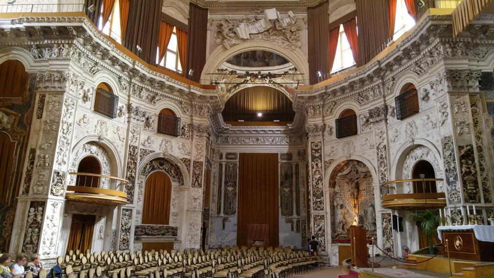 Iglesia del Santissimo Salvatore - el interior visto desde la escalera del portal principal