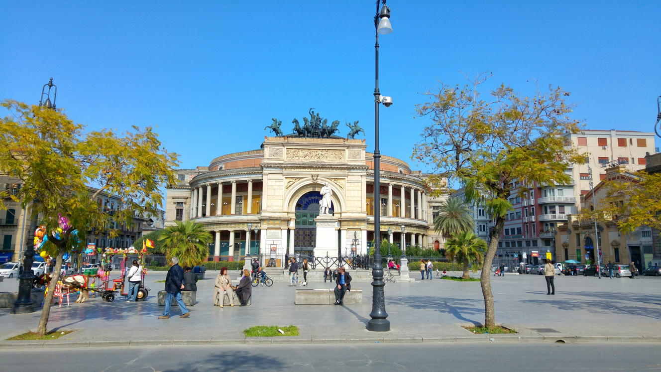 Teatro Politeama - Piazza Ruggero Settimo con teatro al fondo
