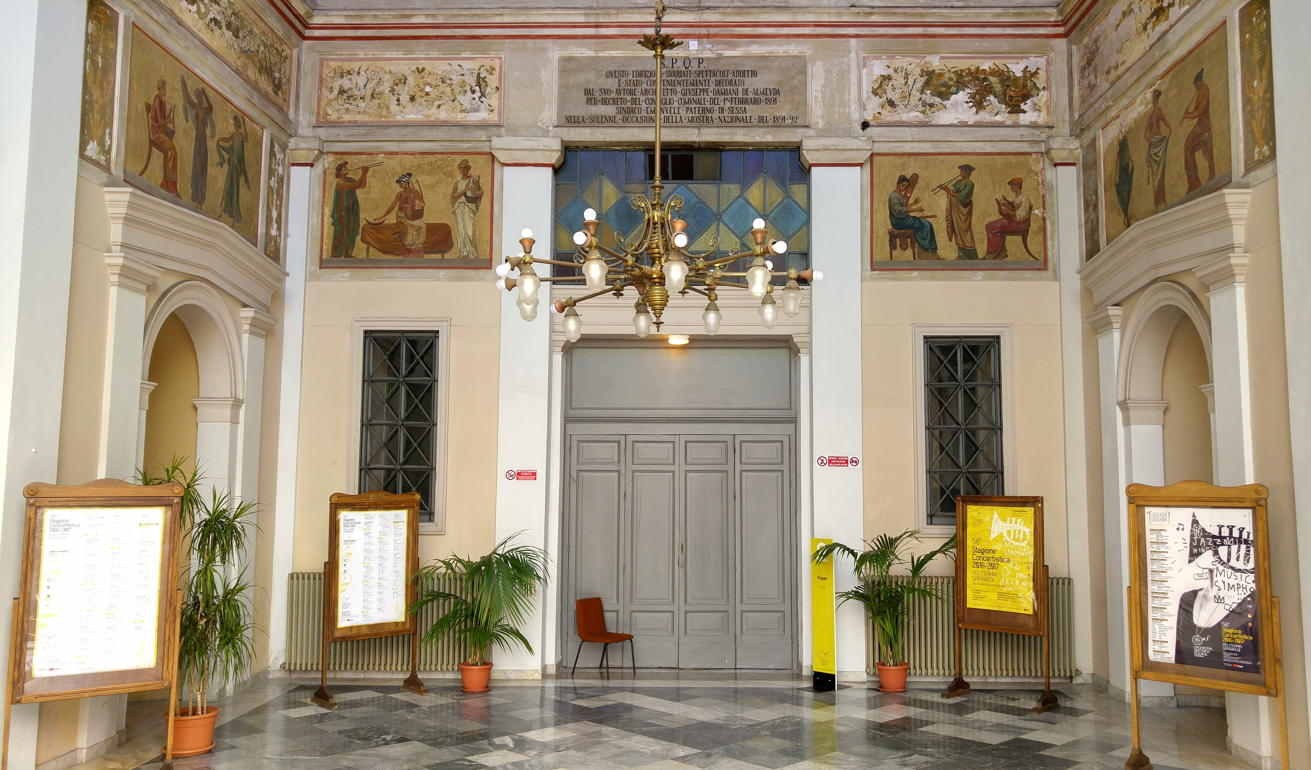 Teatro Politeama - Vestíbulo con portal