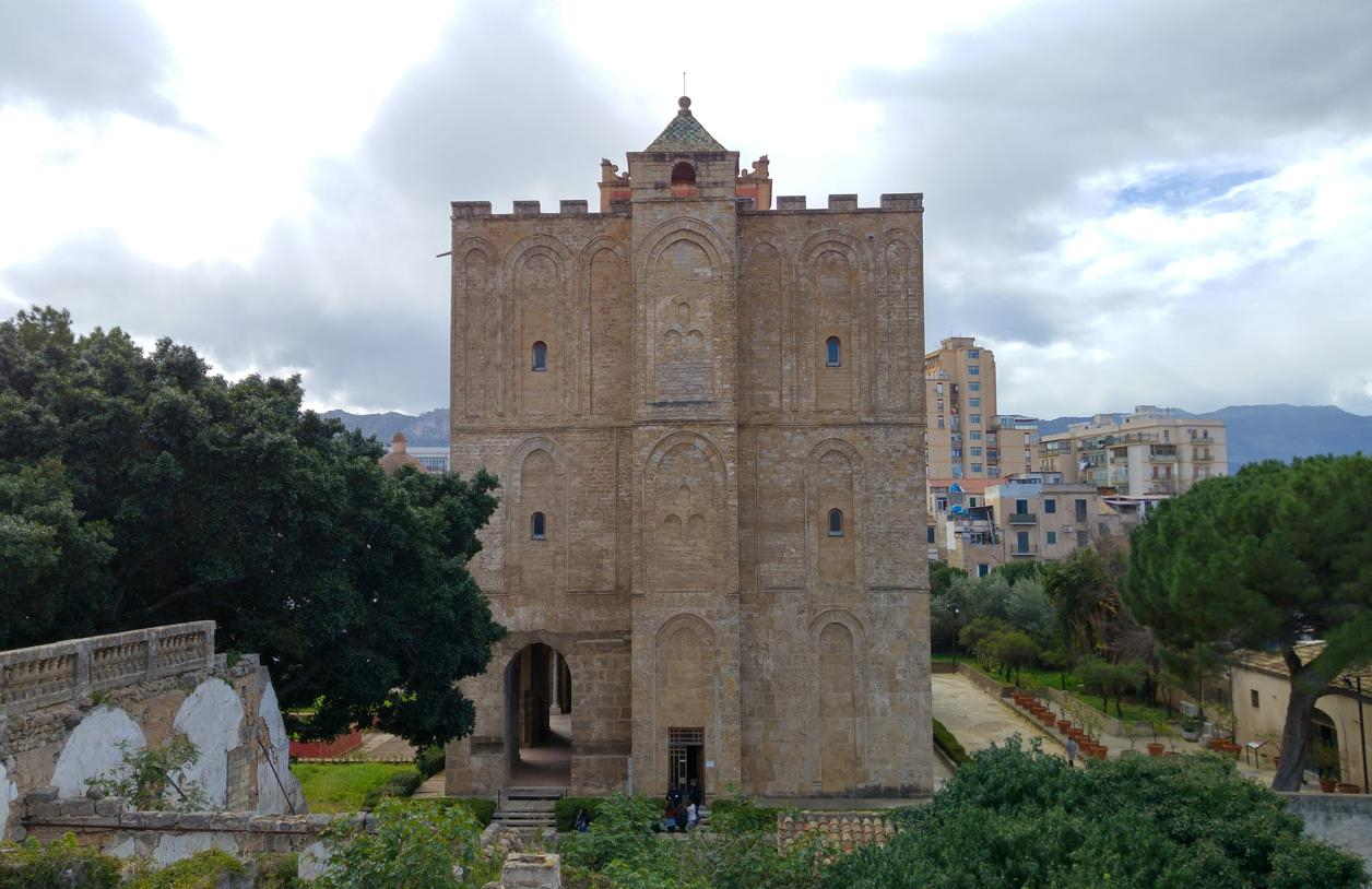 Palacio de la Zisa - fachada norte con torre y acceso