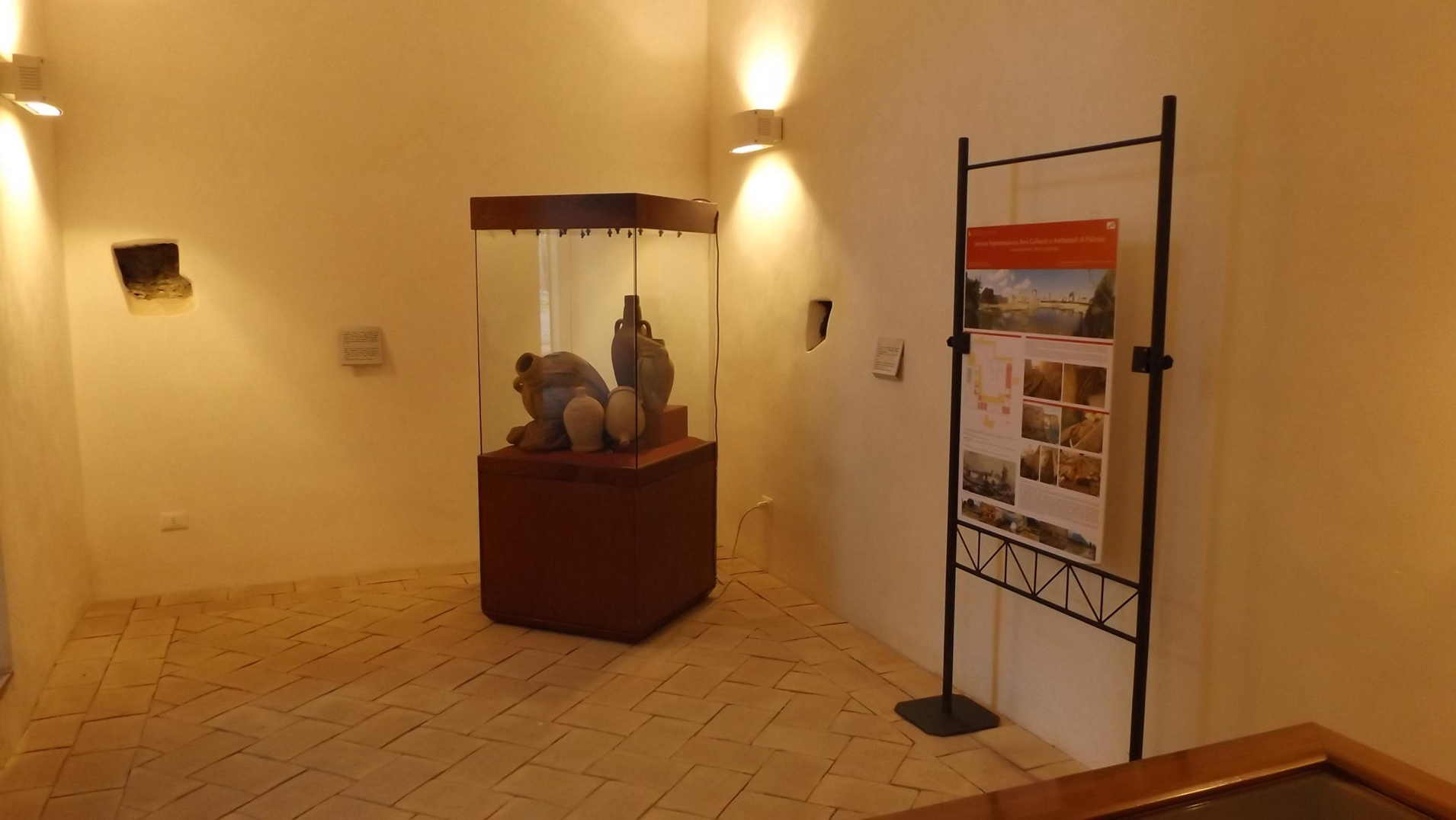 Castillo de Maredolce - la sala de exposición de las cerámicas