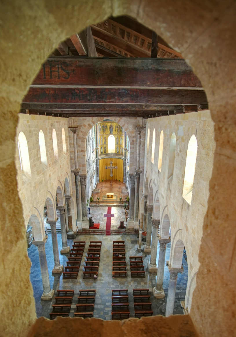 Catedral de Cefalù - vista del interior desde corredor entre torres