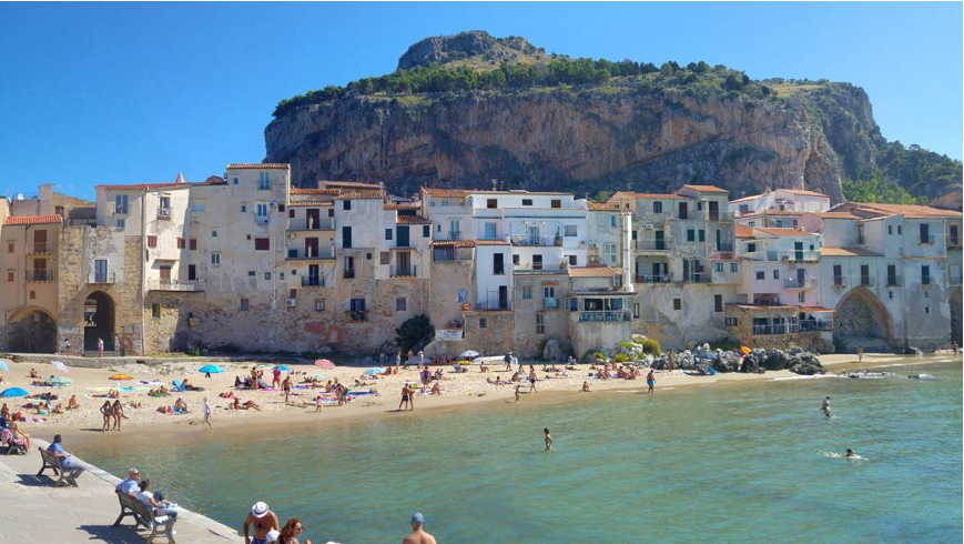 Playa y puerto viejo de Cefalù