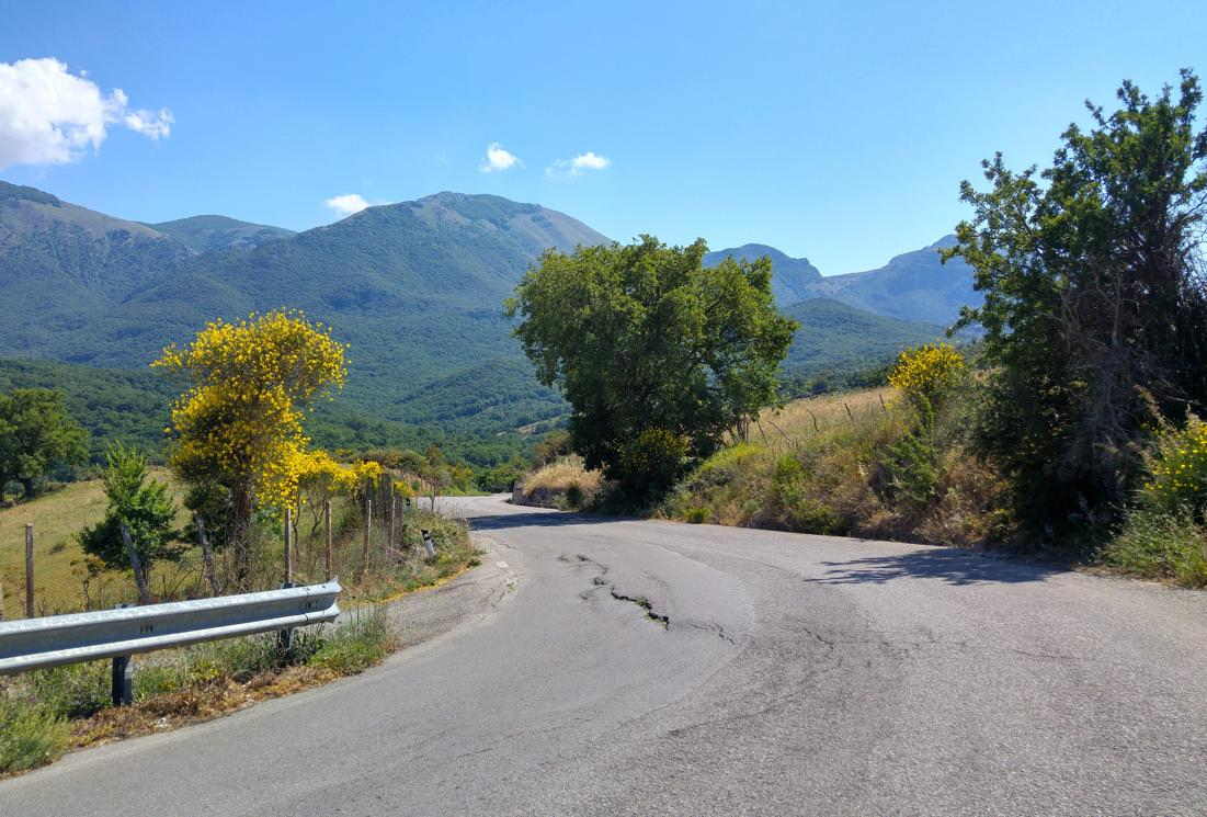 Las Madonías - Asfalto deformado en carretera comarcal
