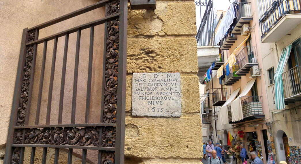 Lavadero medieval de Cefalù - Lapida portal de 1655