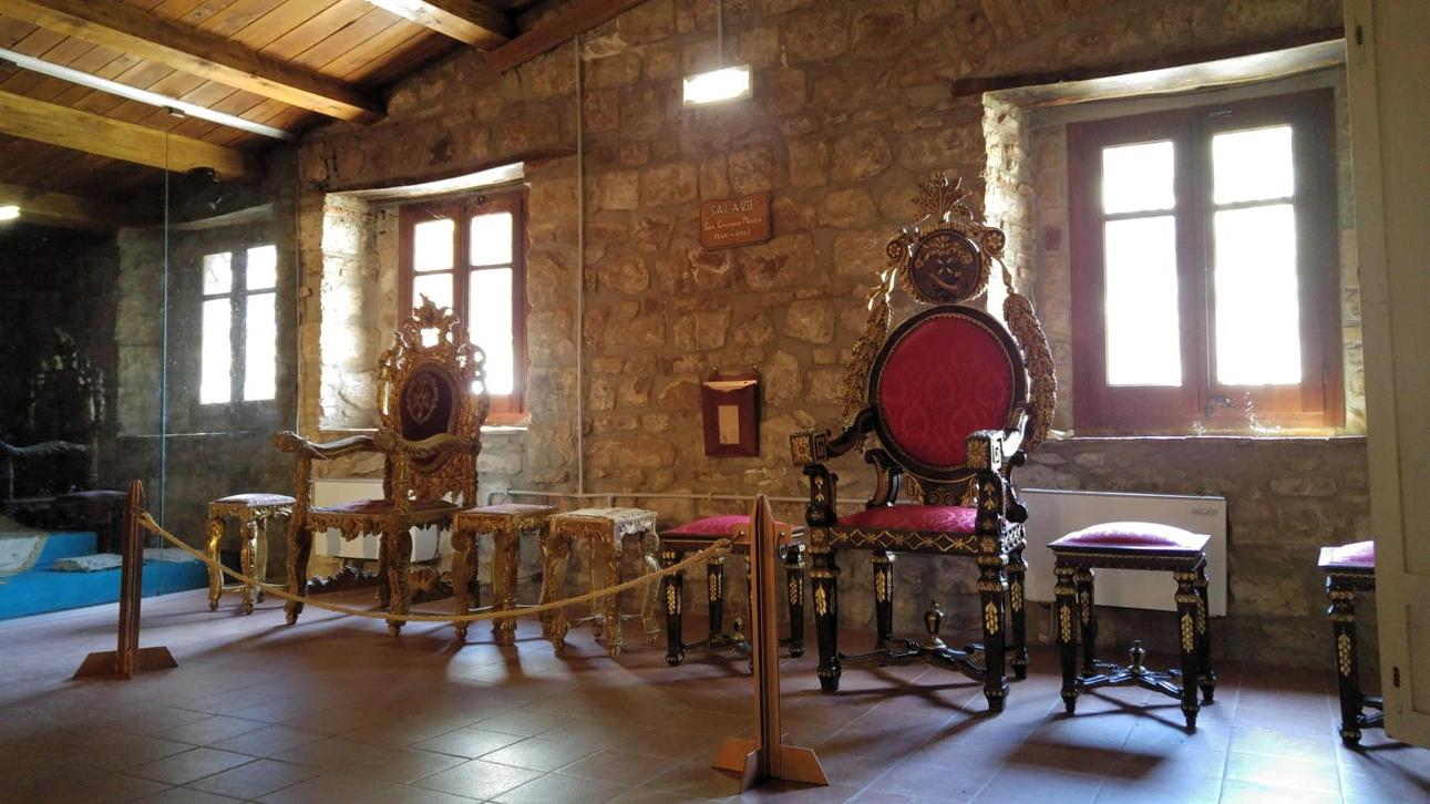 Museo de Gibilmanna - Sillas obispales en la Sala VII