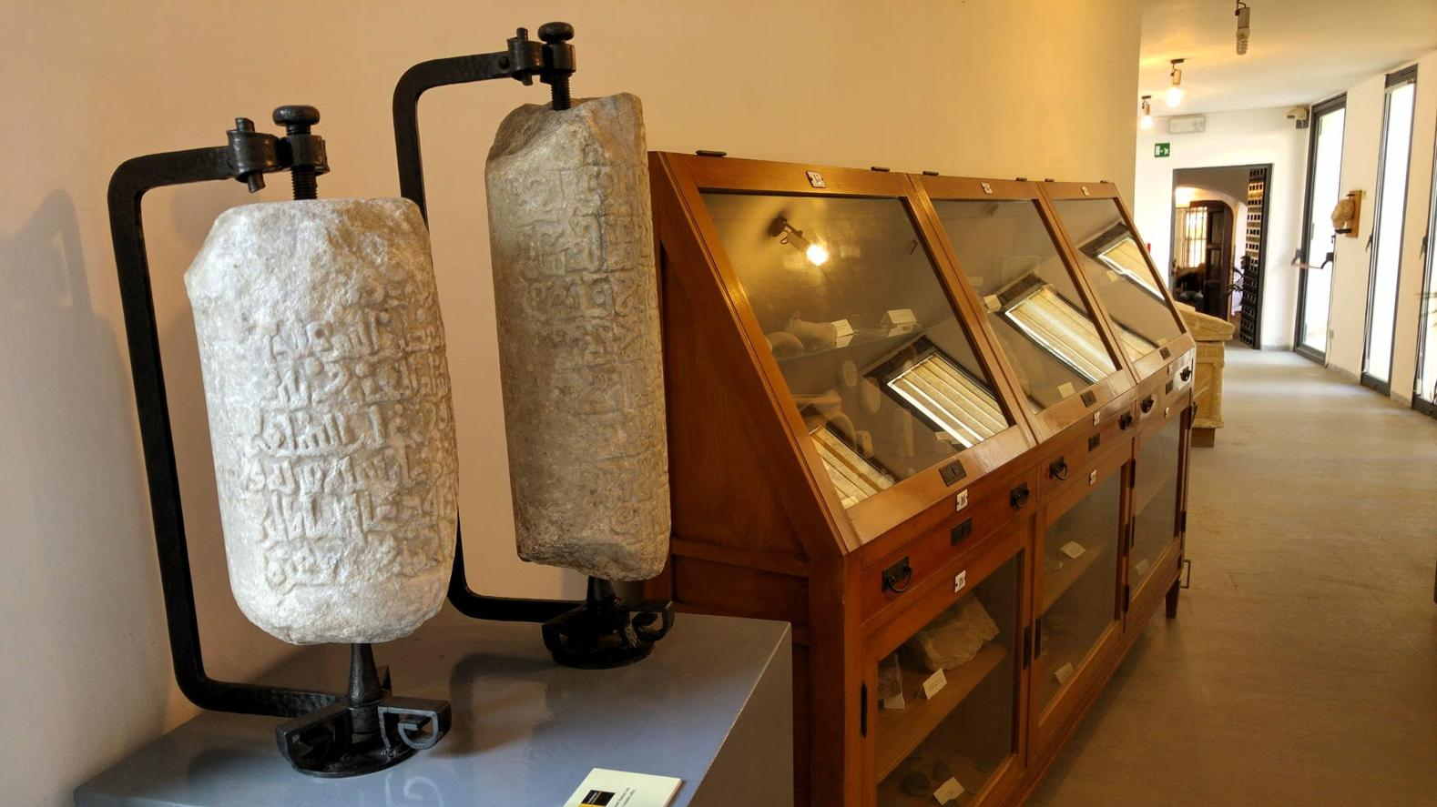 Museo Mandralisca - Inscripciones funerarias en caracteres cúficos y antiguo mostrador museo