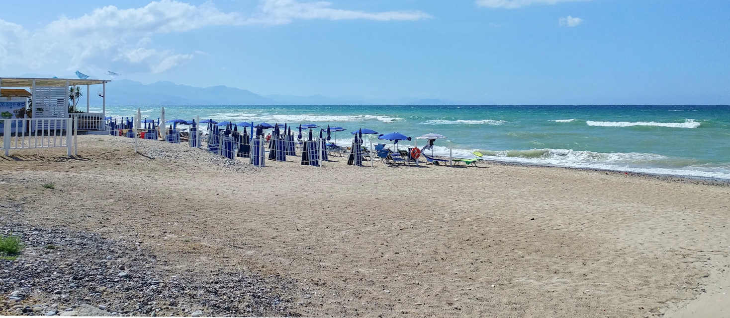 Playa de Campofelice di Roccella - tramo de playa con arena y guijarro
