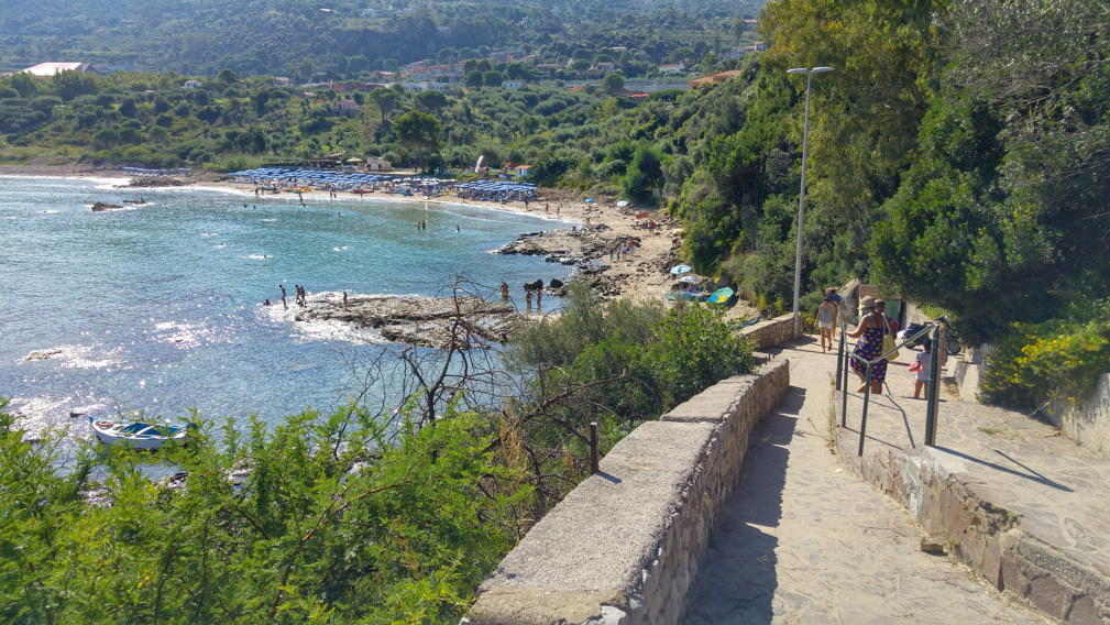 Playa de Mazzaforno - Escalera-rampa de bajada a la playa