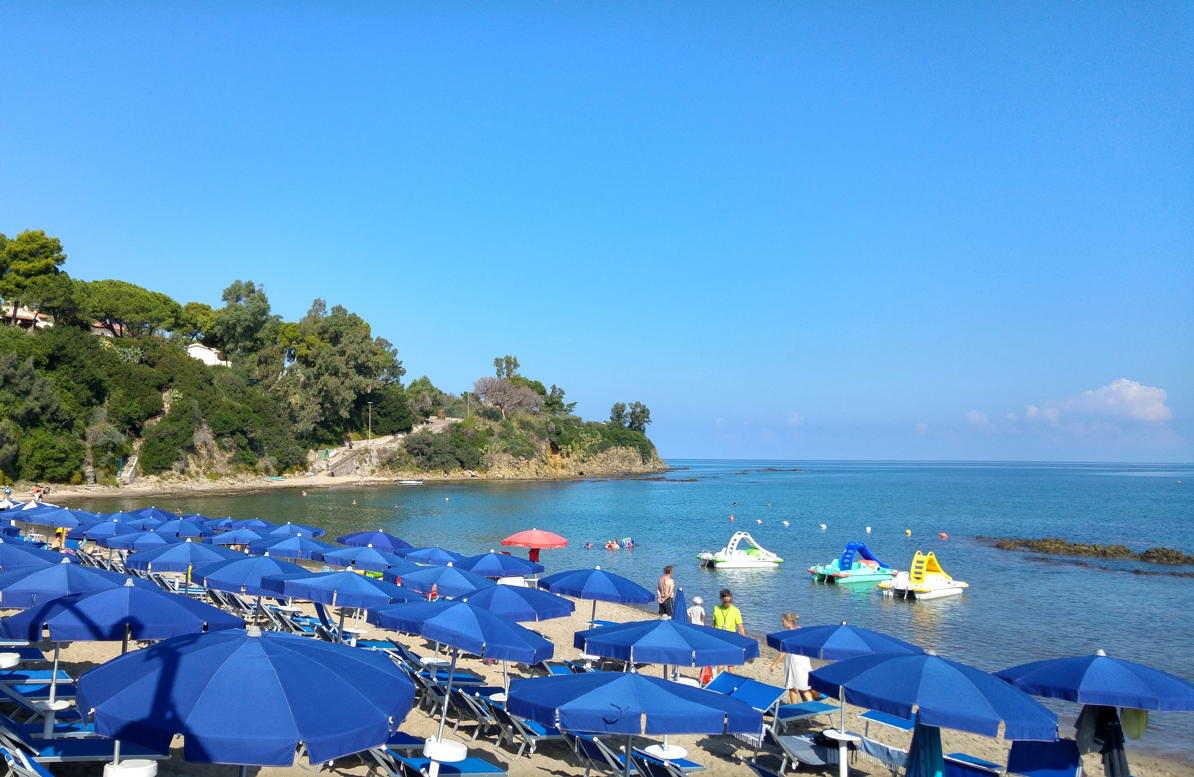 Playa de Mazzaforno - vistas terraza bar apartotel