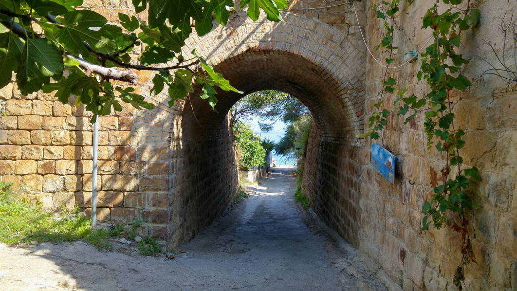 Playa de Sant'Ambrogio - Túnel de acceso público