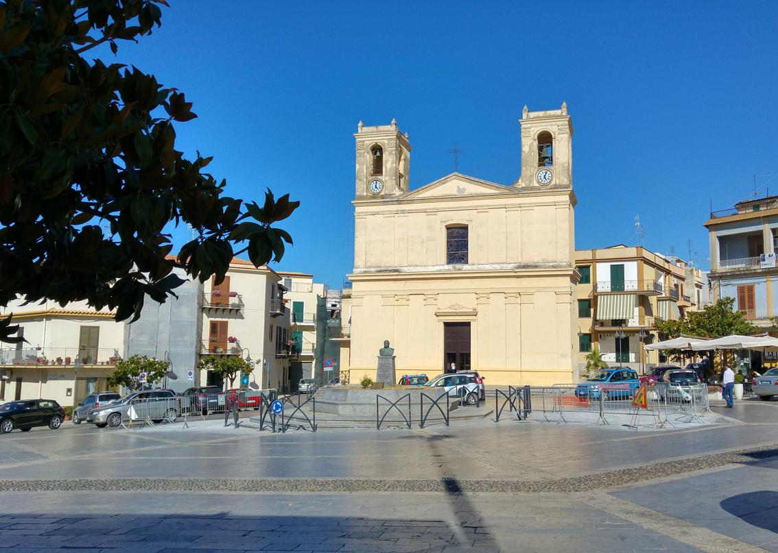 Piazza Garibaldi e iglesia de Santa Rosalía