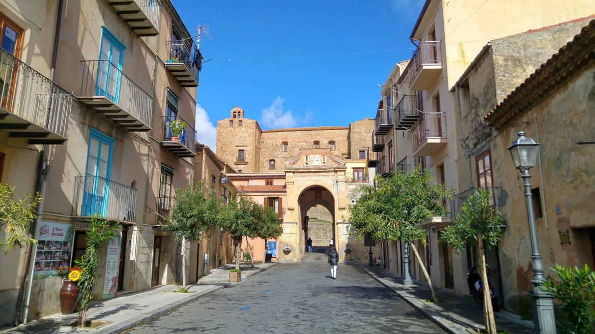 Castillo Ventimiglia - Via Sant'Anna y portal Piazza Castello