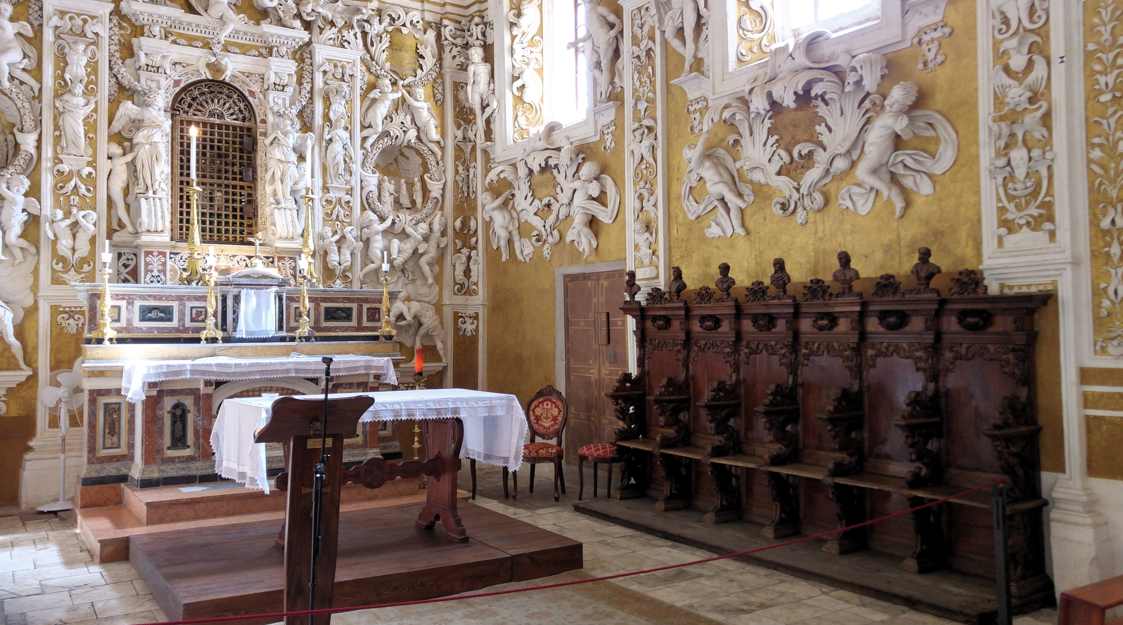 Castillo Ventimiglia - coro derecho y altar Capilla de Santa Ana