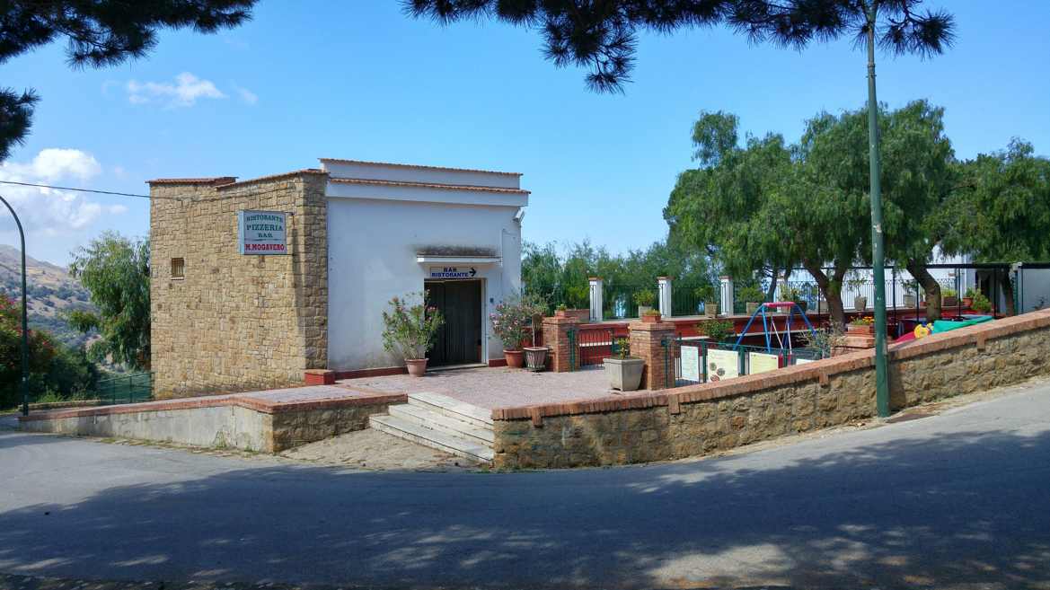 Santuario de Gibilmanna - terraza del bar frente el aparcamiento