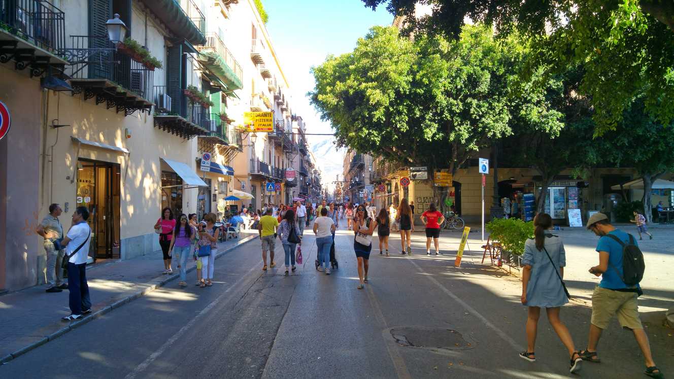 Via Maqueda frente al Teatro Massimo