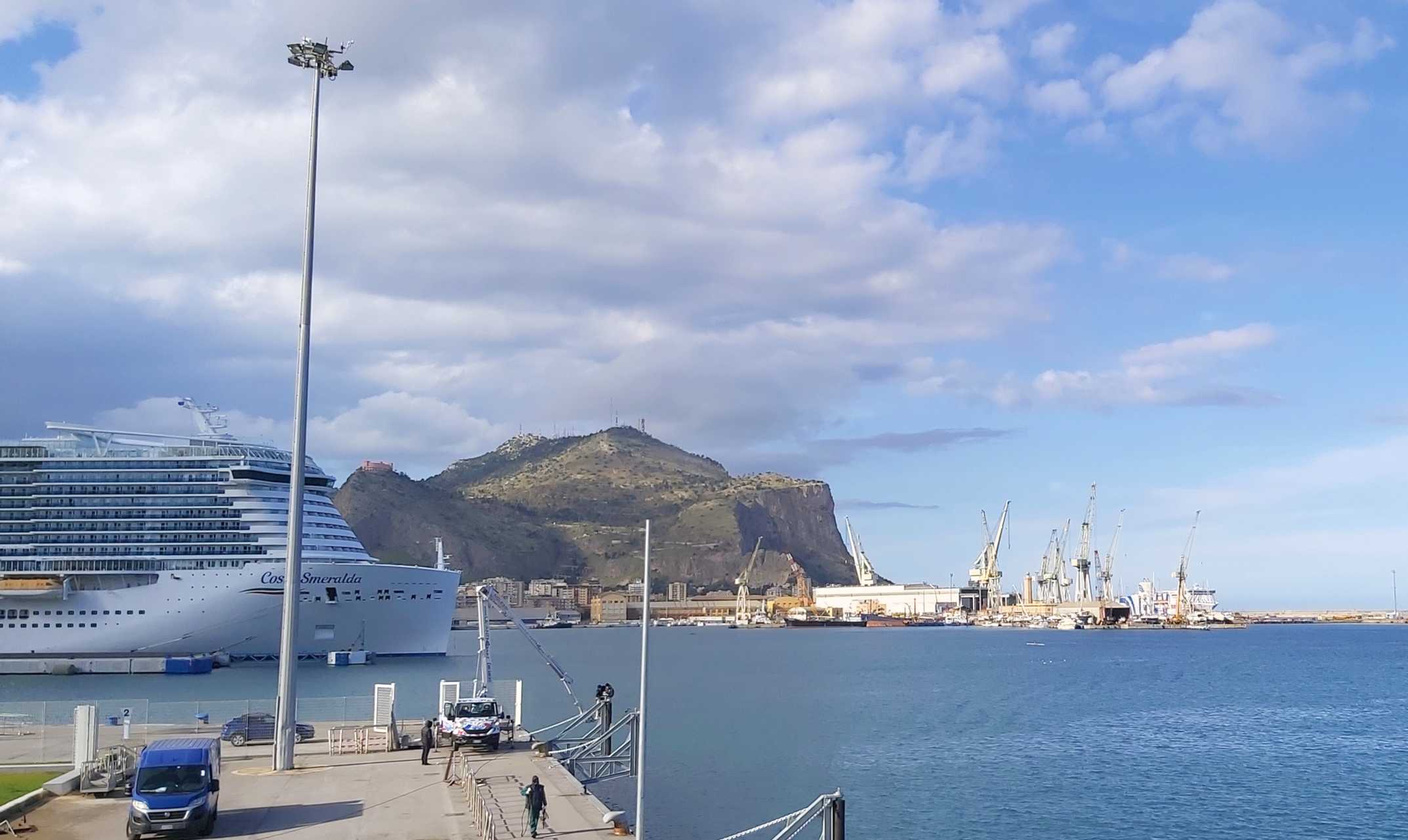 puerto de Palermo con el Monte Pellegrino