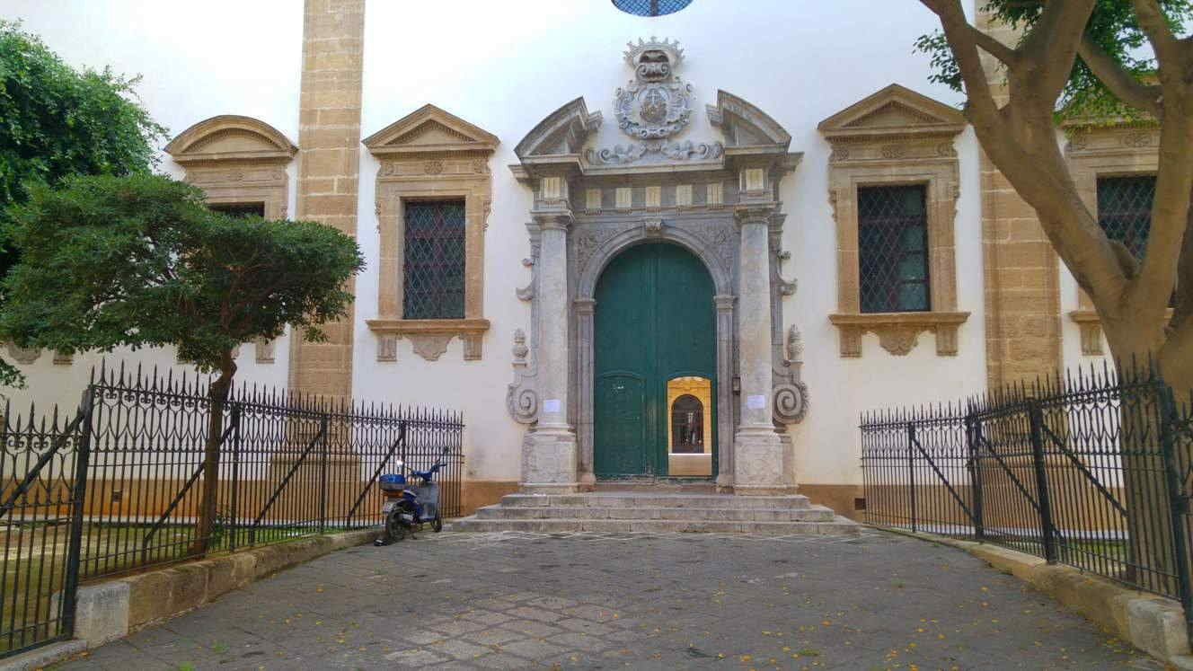Biblioteca Comunale di Palermo in Casa Professa - el portal exterior del convento