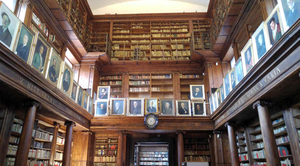 Biblioteca Comunale di Palermo in Casa Professa - estanterías de la biblioteca