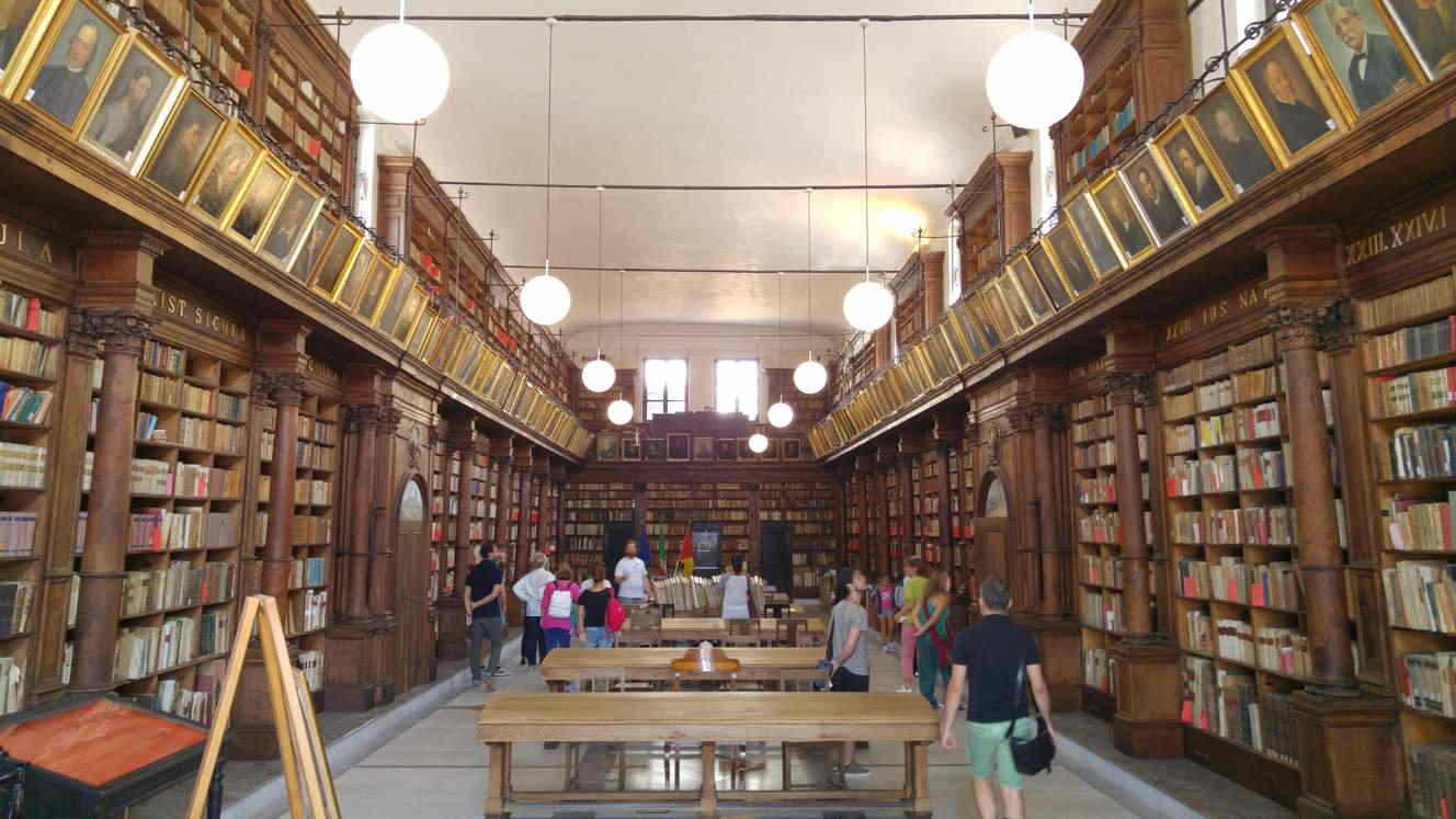 Biblioteca Comunale di Palermo in Casa Professa - la sala principal de la biblioteca