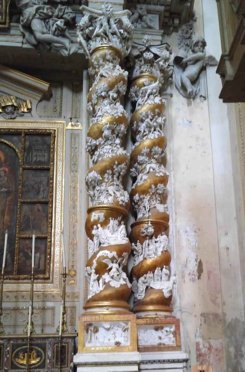 Iglesia del Carmine Maggiore - columna derecha del altar del Carmen