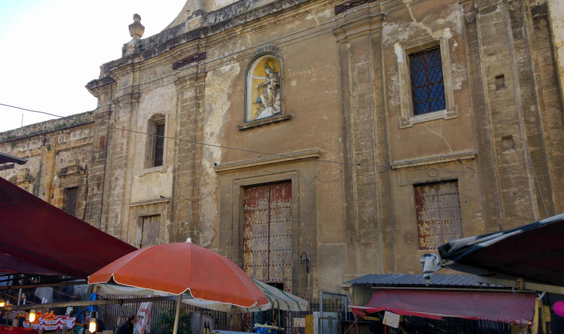 Iglesia del Carmine Maggiore - fachada de la iglesia en la Piazza Carmine