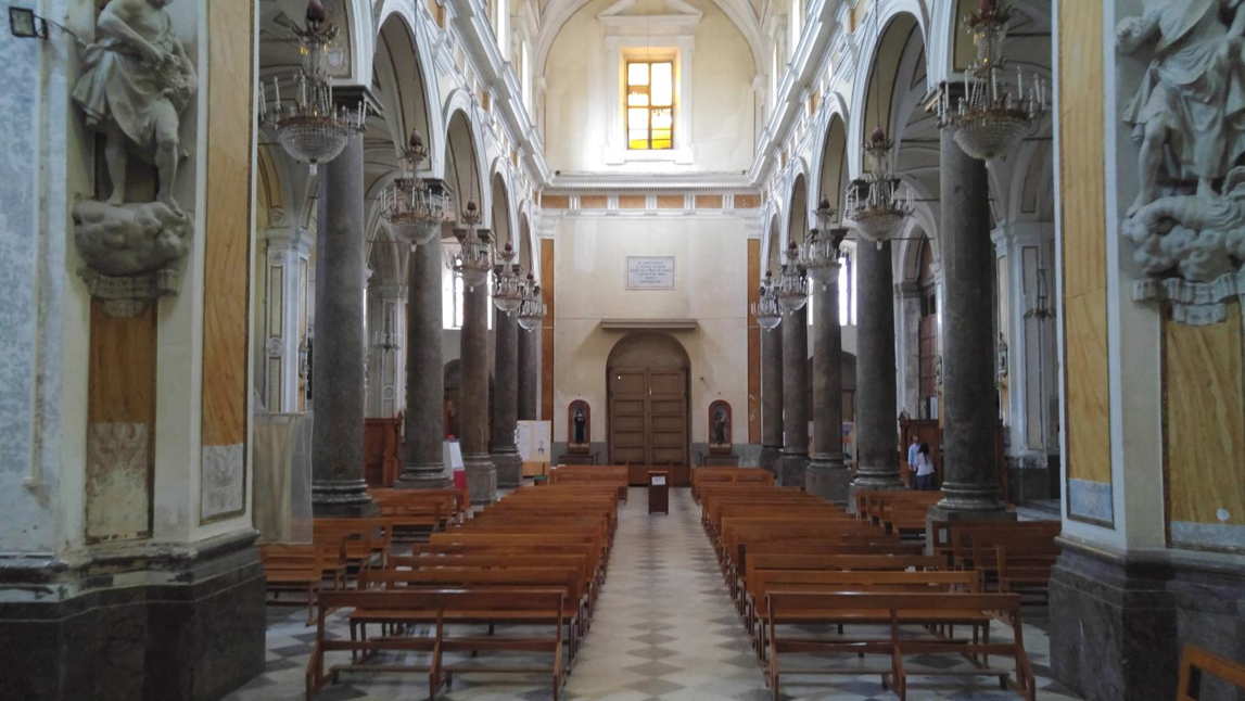 Iglesia del Carmine Maggiore - nave central y contra fachada