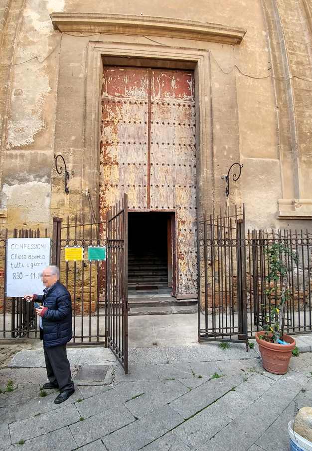 Iglesia del Carmine Maggiore - portal principa