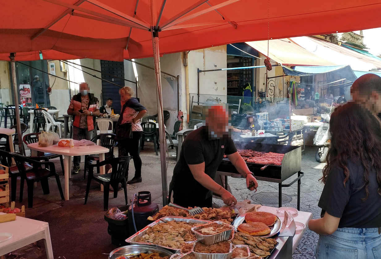 Mercado de Ballarò - puesto de tapeo y comida para llevar