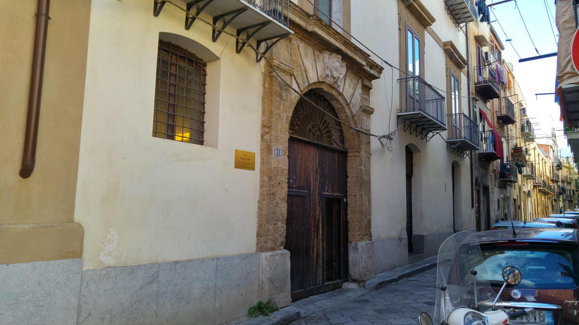 Palazzo Tarallo - el portal del palacio en la Via delle Pergole