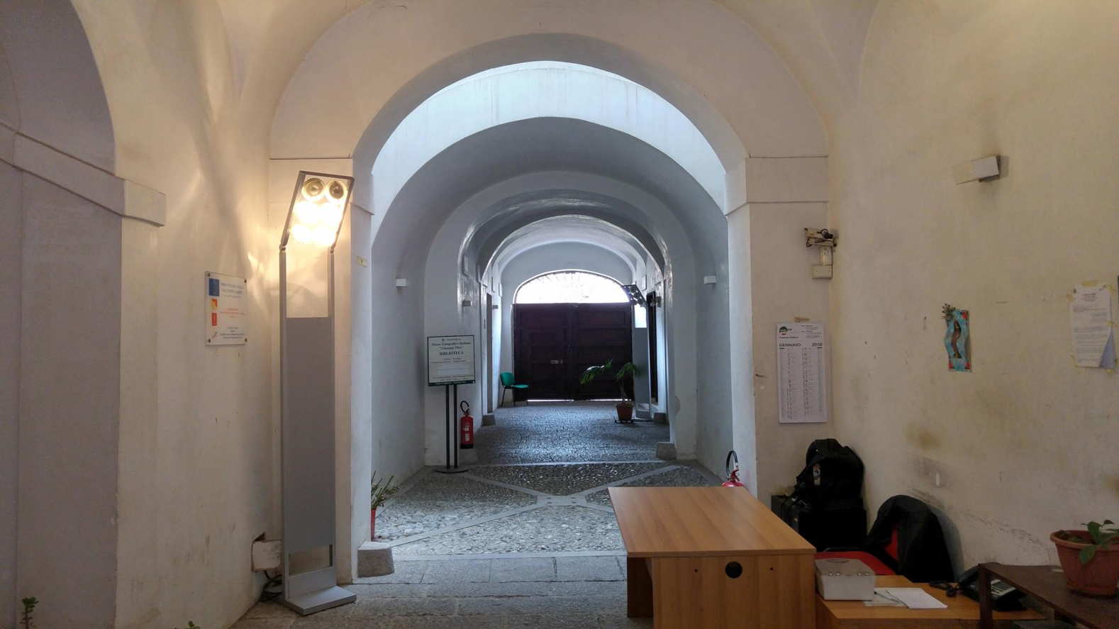 Palazzo Tarallo - el interior del portal