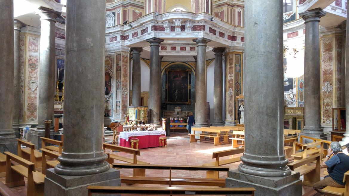 Iglesia de San Francesco Saverio - bancas iglesia y mesa ceremonial