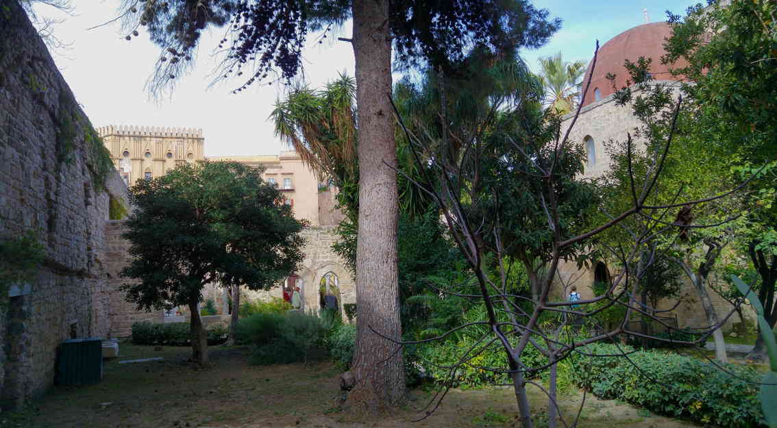 San Giovanni degli Eremiti - jardín frente fachada iglesia con entrada claustro al fondo