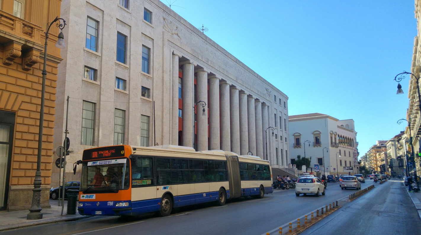 El autobús de la línea 101 transitando frente al Palazzo delle Poste