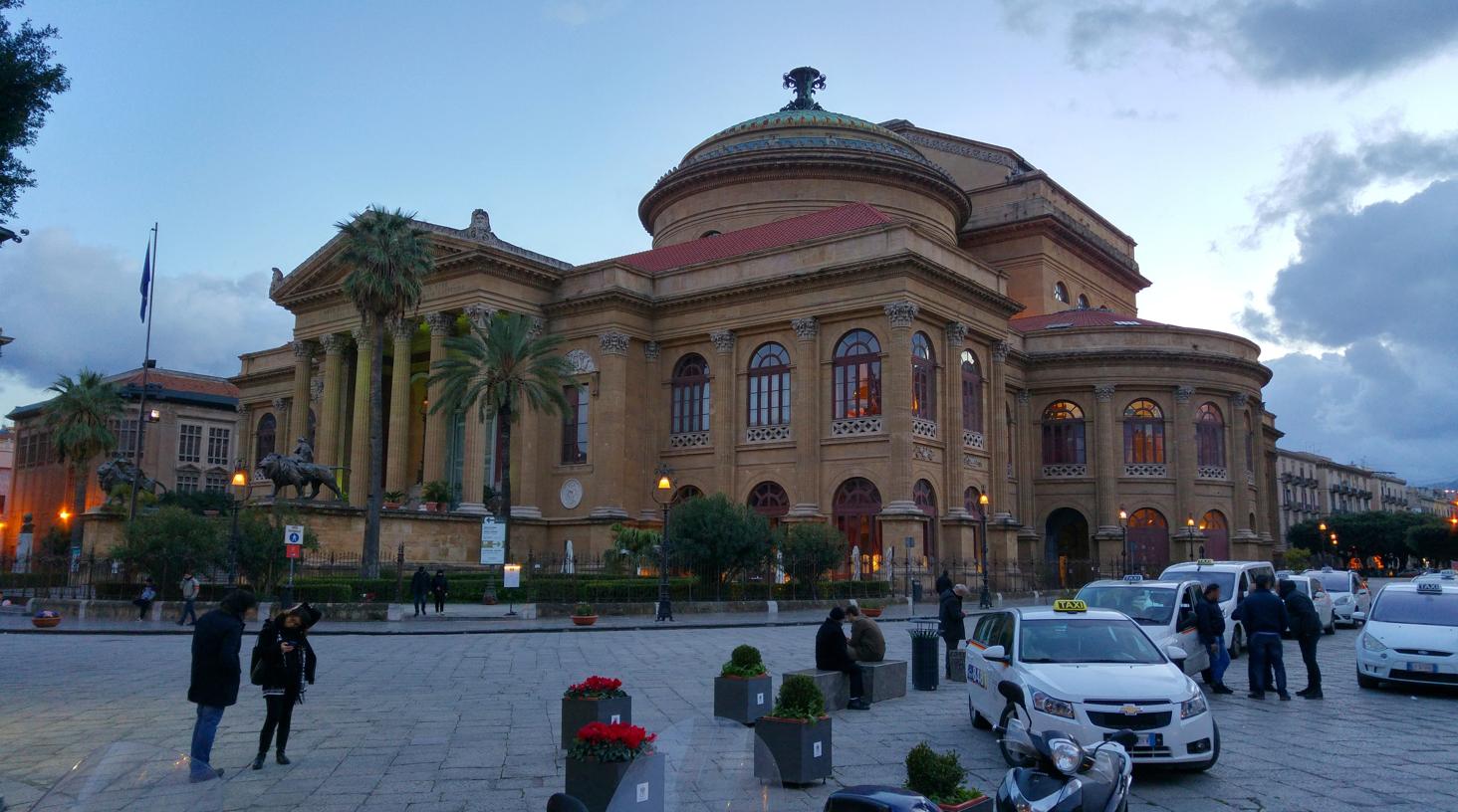 Parada taxis frente Teatro Massimo