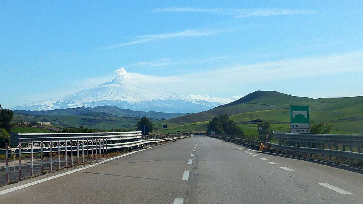 Vistas volcán Etna desde autopista Palermo-Catania
