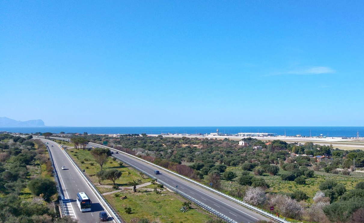 Viajar por Sicilia - Vista de autopista E90 con Aeropuerto de Palermo