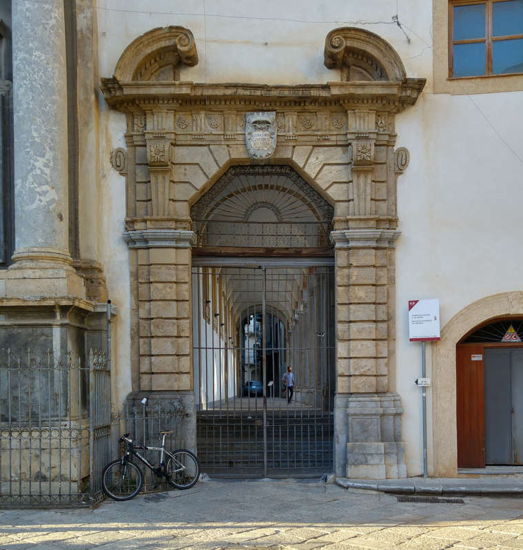 Galería de Arte Moderno - portal principal del claustro