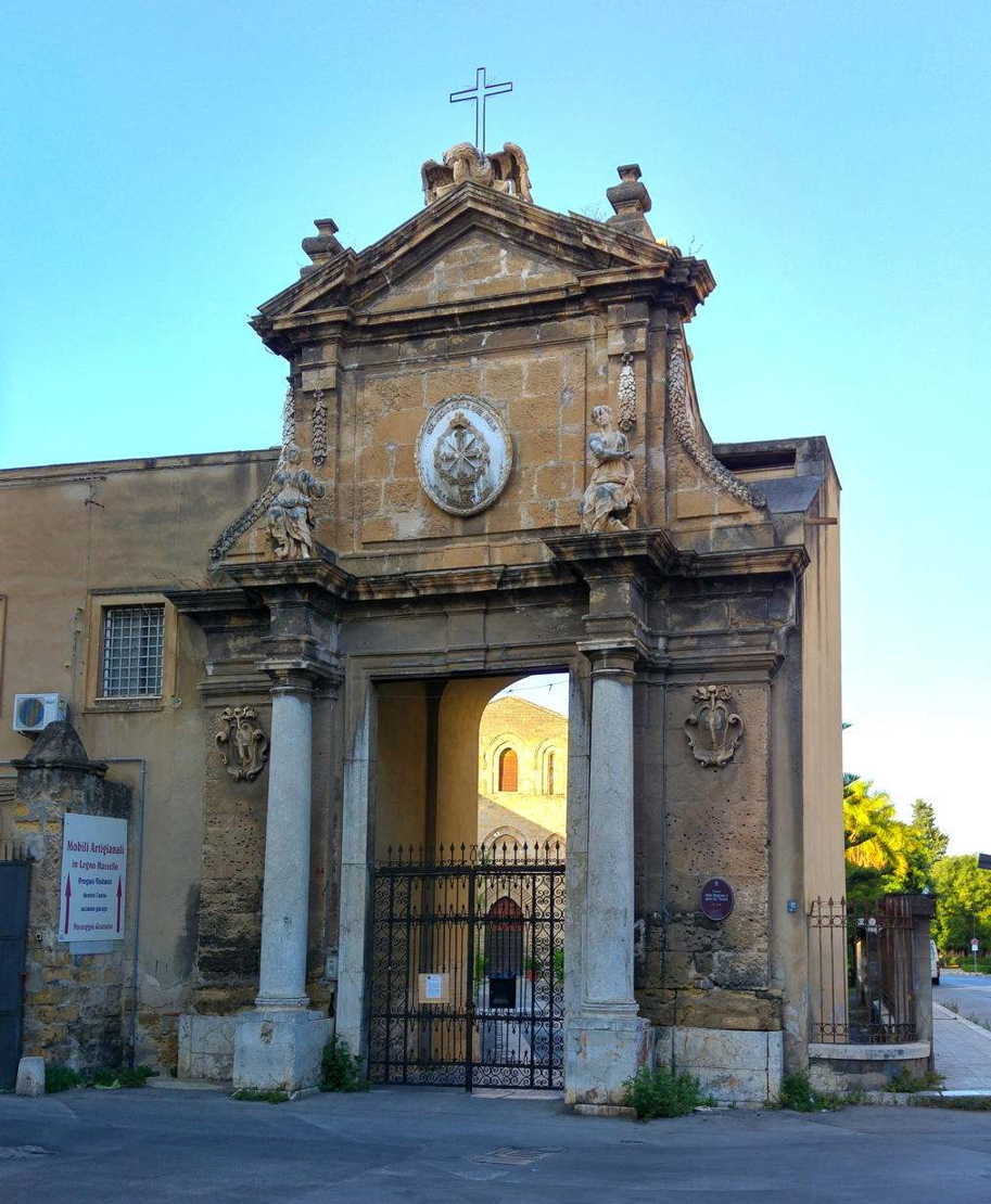 Iglesia de la Magione - portal barroco patio exterior