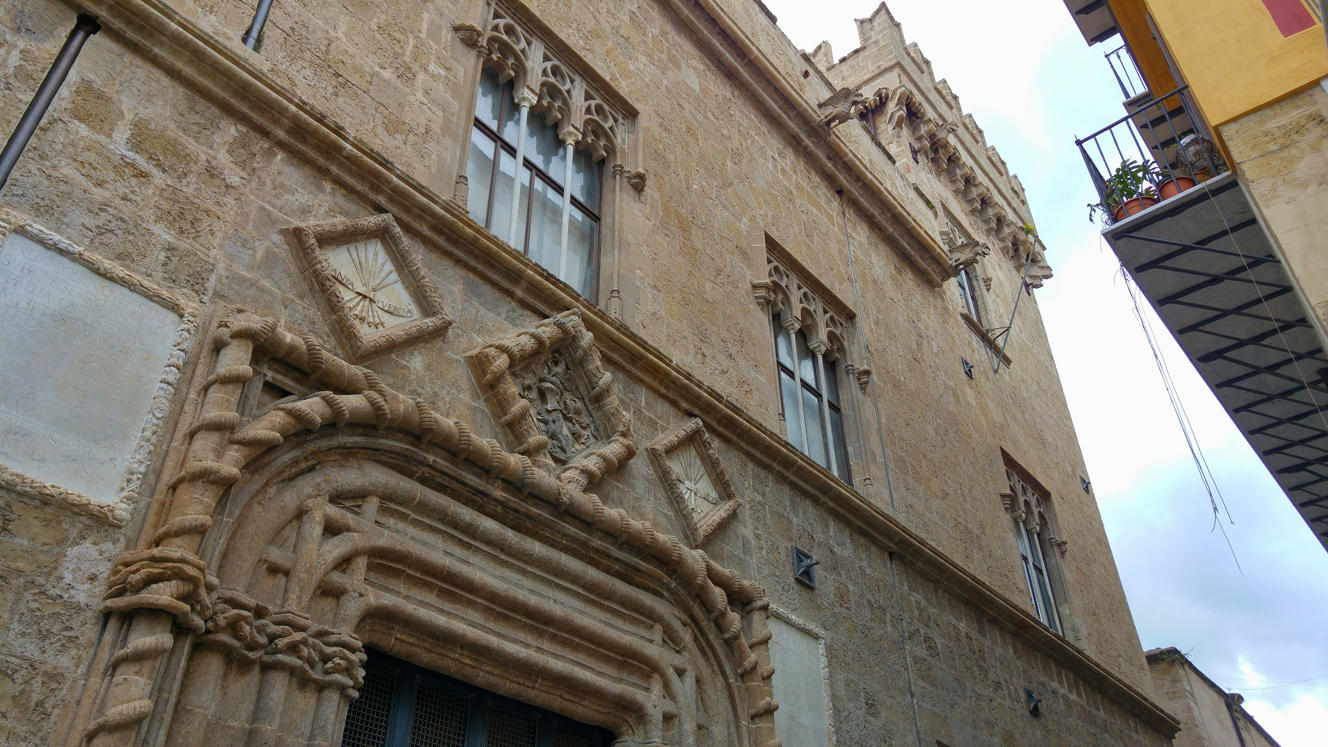 Palazzo Abatellis - detalle del exterior con portal y torre