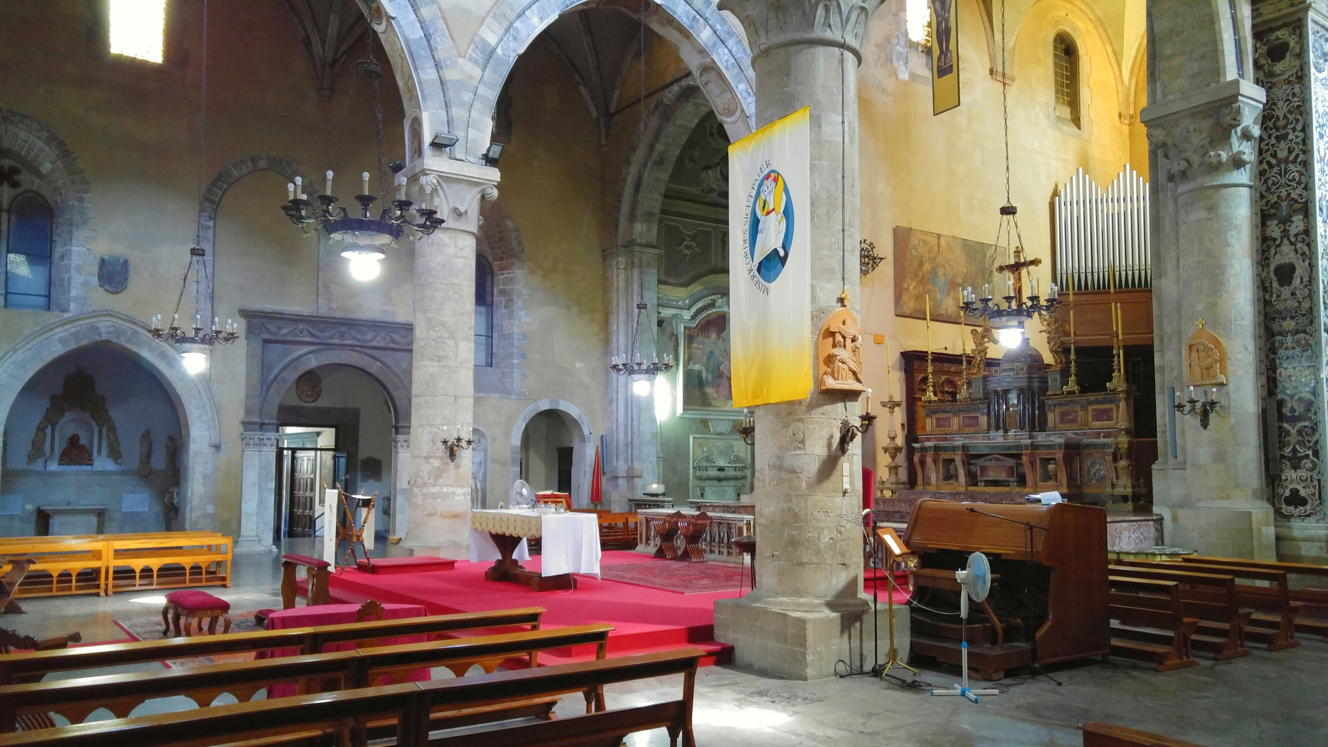 Basílica de San Francesco d'Assisi - brazo izquierdo transepto con entrada Convento di San Francesco