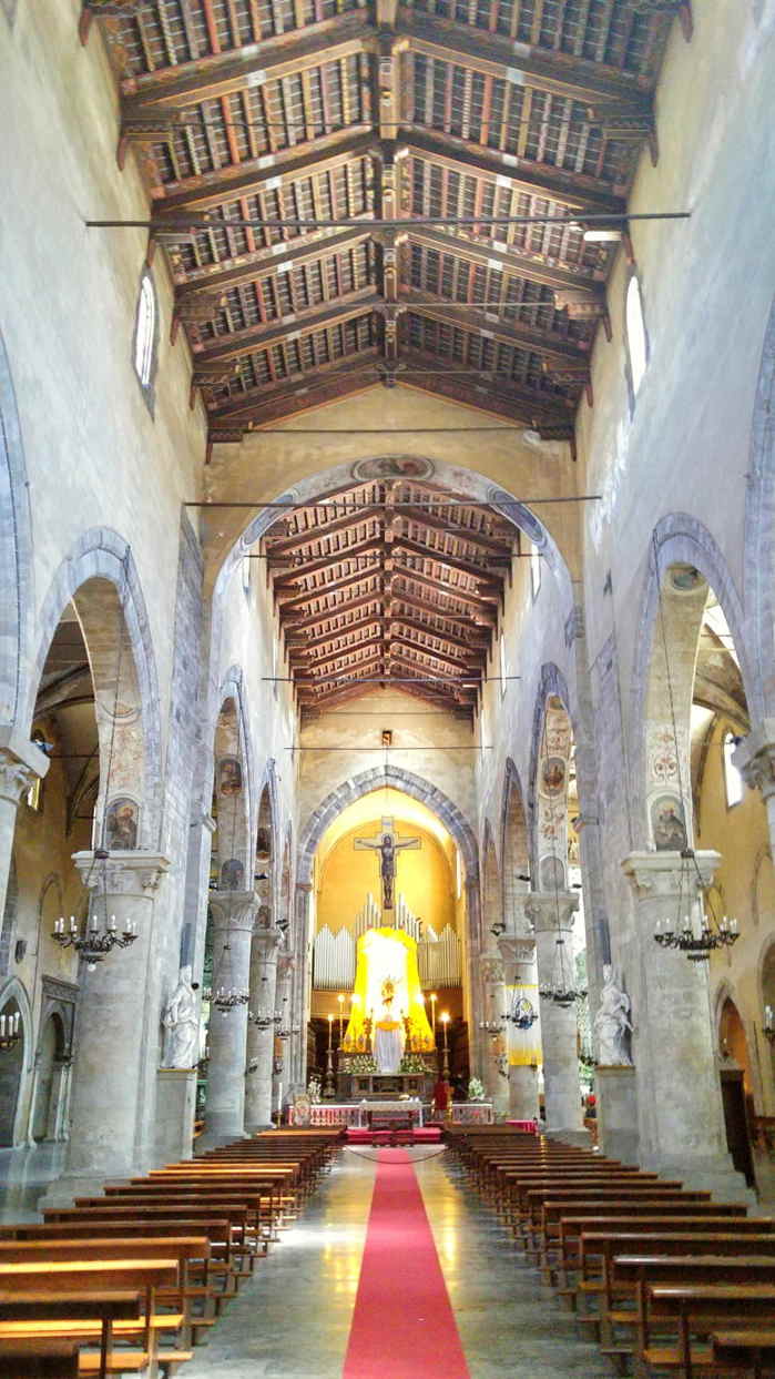 Basílica de San Francesco d'Assisi - nave central con techo de bigas
